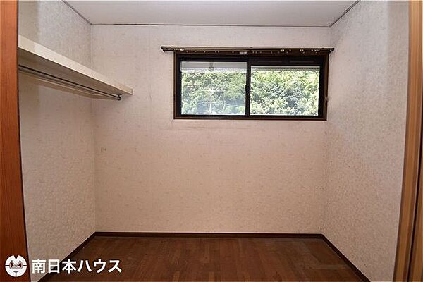 【納戸】窓付きで換気もできる収納部屋です♪