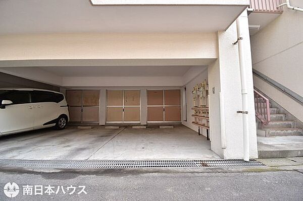 【駐車場】屋根付き駐車1台分！奥には倉庫も付いています♪