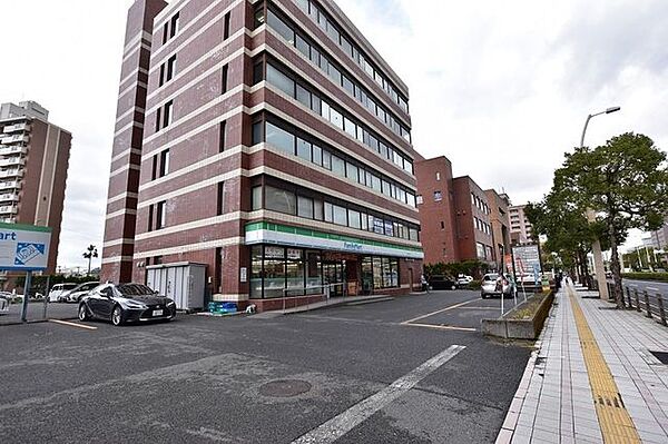 ファミリーマート鹿児島県庁前店【ファミリーマート鹿児島県庁前店】鹿児島市鴨池新町にあるコンビニです。営業時間　日曜23時から月曜6：30まで深夜休業あり設備・サービス　駐車場あり、AT 760m