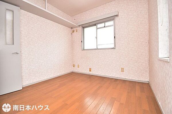 【洋室】4帖の洋室です！3方角部屋で2面に窓があります♪