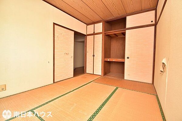 【和室】6帖の和室です！北向きのバルコニーに面したお部屋です！