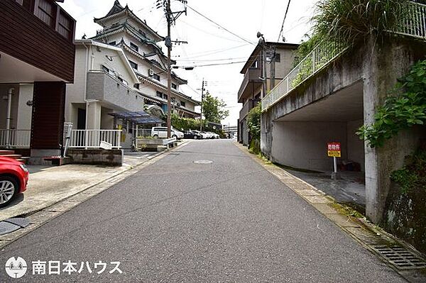【前面道路】北東向きの前面道路幅は約6ｍです！交通量の少ない静かな住環境です♪