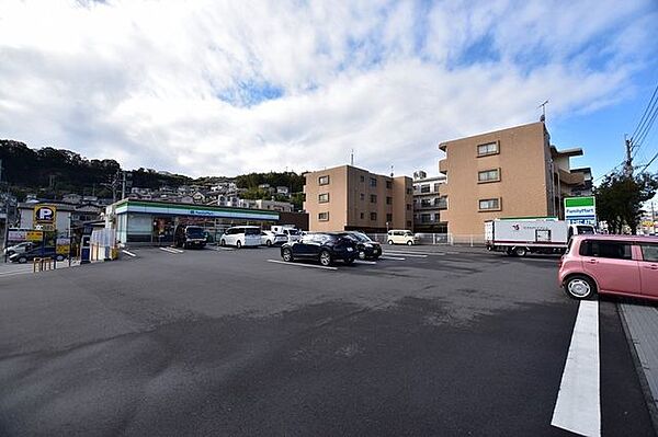 ファミリーマート田上三丁目店【ファミリーマート田上三丁目店】鹿児島市田上3丁目にあるコンビニです。設備・サービス　駐車場有り、ATM、マルチコピー機、証明写真、フリーWi-Fi、たばこ、お 570m