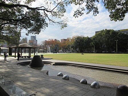 中央公園天文館に近く、開放的な公園です。園内には芝生の広場や噴水などがあり、老若男女問わず憩いの場で、子どもたちが自由に遊んでいます。 100m