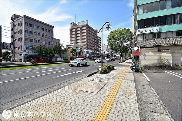 【前面道路】鹿児島市電の通る大通り沿いです！事務所、店舗、マンションなど色々な用地に最適です♪