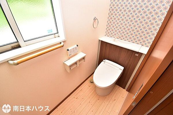 【1階トイレ】温水洗浄便座機能付きのトイレです！収納棚付きでスッキリした印象のトイレです♪