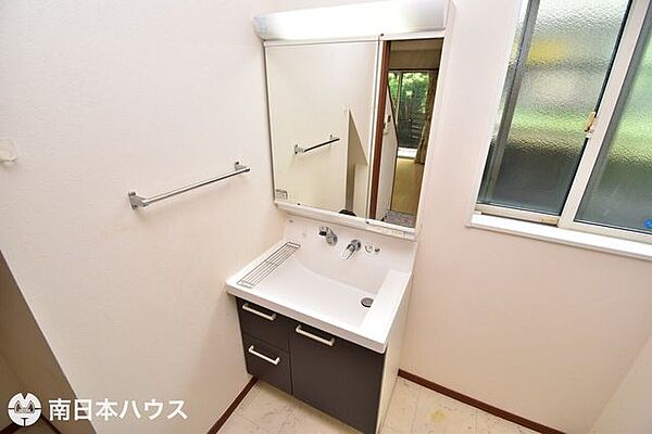 【洗面台】3面鏡の洗面台です！壁付け水栓で水垢などが付きにくい設計になっています！