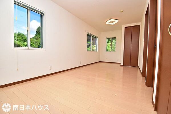 【洋室】2階の洋室です！扉が2ヵ所あるので家族構成に合わせ仕切っても使えます♪