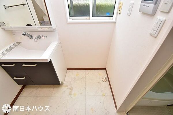 【洗濯機置場】アレンジ可能な広さを確保しつつ、嫌な湿気を外に出す小窓付きの洗濯機置き場です♪