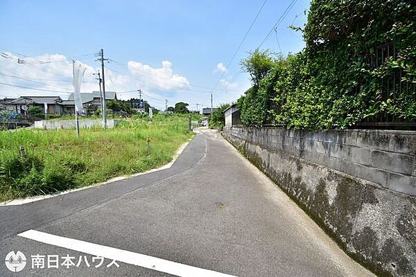 【前面道路】東向きの前面道路です