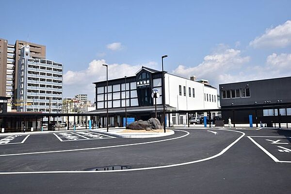 【JR鹿児島駅】鹿児島市浜町にあるJR九州の駅。令和2年2月に建て替えをしている。周辺には上町ふれあい広場がある。市電鹿児島駅前電停が隣接している。 240m