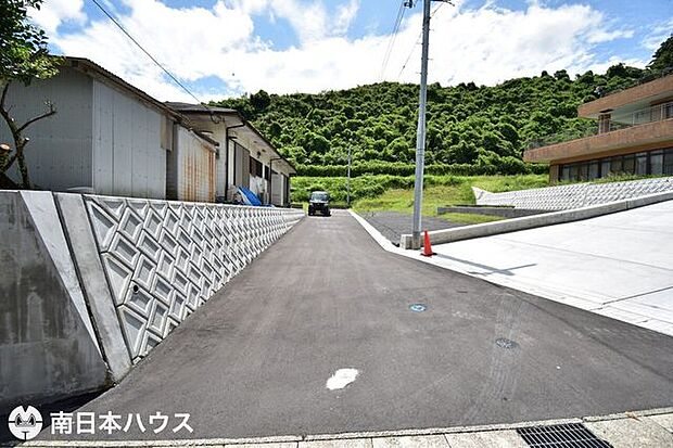 【前面道路】南向きの前面道路です！道路は共有持ち分のある道路になります！
