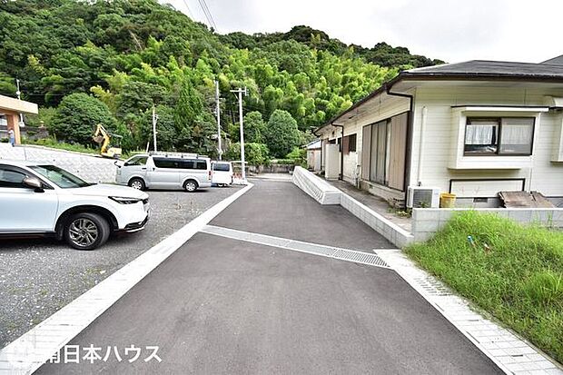 【前面道路】南向きの前面道路です！道路は共有持ち分のある道路になります！