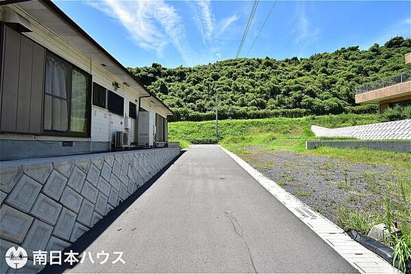 【前面道路】南向きの前面道路です！道路は共有持ち分のある道路になります！