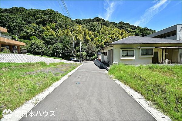 【前面道路】南向きの前面道路です！道路は共有持ち分のある道路になります！