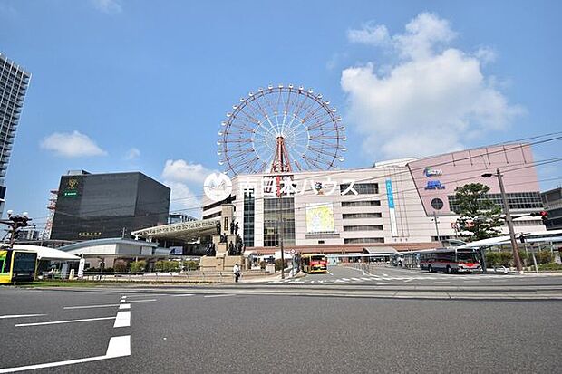 JR/鹿児島中央駅鹿児島中央駅は鹿児島市中央町にあるJR九州の駅です。市内のバス等の発着所となっているほか、路面電車の停留所もあり、鹿児島観光の拠点となっています。 1550m