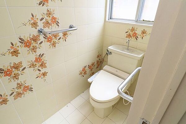 【1階トイレ】トイレは洋式トイレと男性用トイレがあります♪