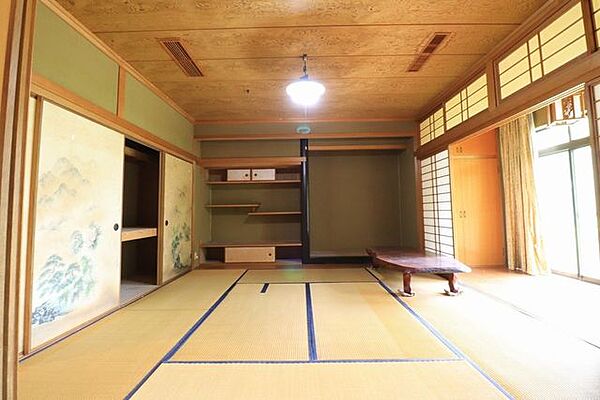 【1階和室】8帖の広々とした和室です！南側には縁側があり日当たり良好です♪