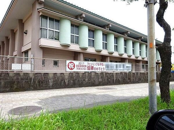 甲東中学校【鹿児島市立甲東中学校】は、樋之口町に位置する1947年創立の中学校です。令和3年度の生徒数は212人で、9クラスあります。校訓は「自主・友愛・鍛錬・勤労」です。 320m