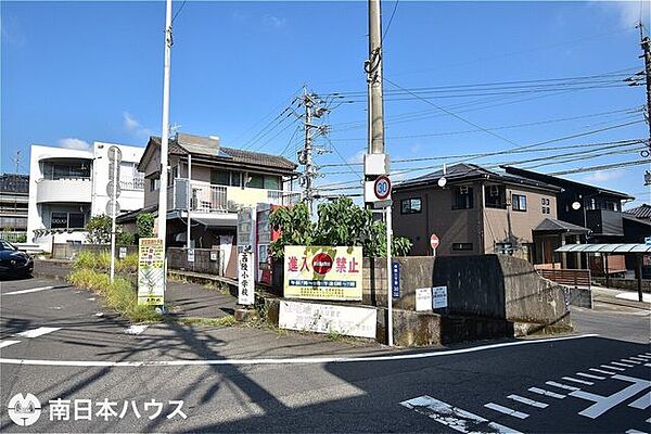 【外観】令和7年10月7日　撮影南西側は建物が無く日当たりを確保できます♪