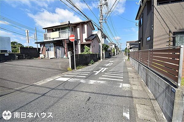 【前面道路】北東向きの前面道路幅は約5ｍです！一方通行の道路になります！