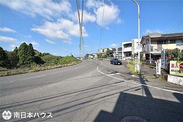 【前面道路】南西向きの前面道路幅は約12ｍと広々！敷地への日当たりが確保できます♪
