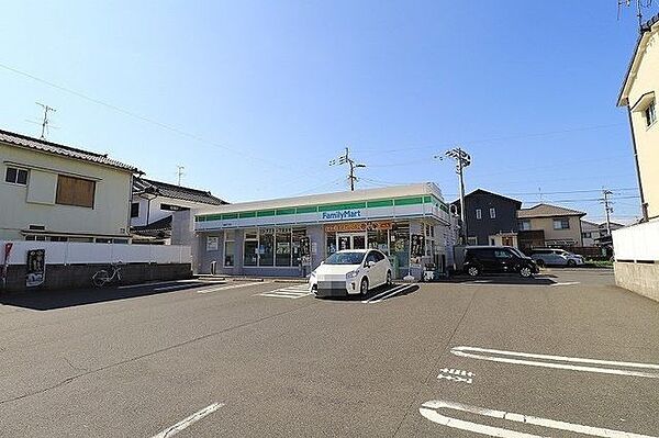 【ファミリーマート 西陵四丁目店】飲食品、日用品を取扱うコンビニエンスストアー 480m