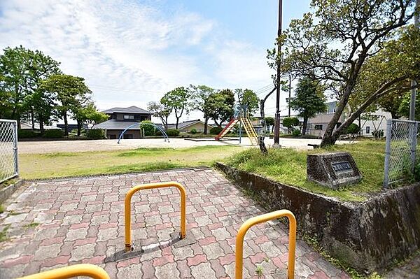 【西陵第八公園】鹿児島市西陵2丁目にある公園です。トイレ、遊具あり 530m