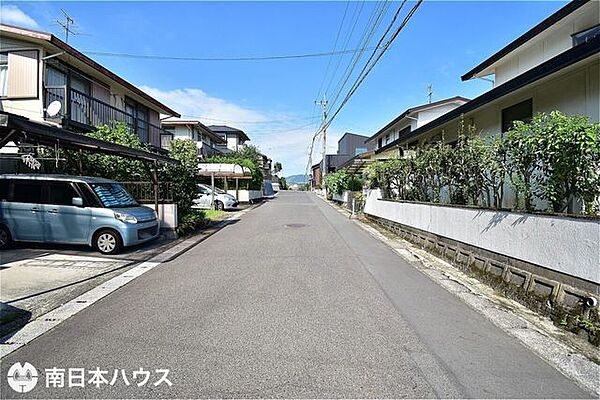 【前面道路】北西向きの前面道路幅は約6ｍと余裕のある広さです！交通量も少なく静かな住環境です♪