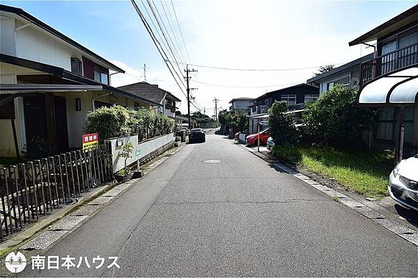 【前面道路】北西向きの前面道路幅は約6ｍと余裕のある広さです！交通量も少なく静かな住環境です♪