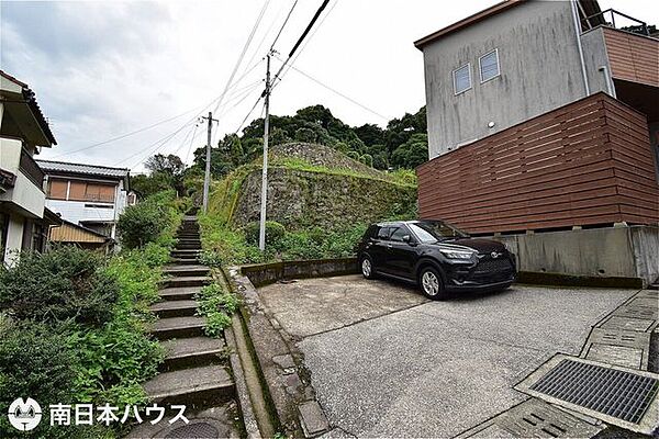 【外観】令和7年10月21日　撮影南向きに段々になった敷地です！