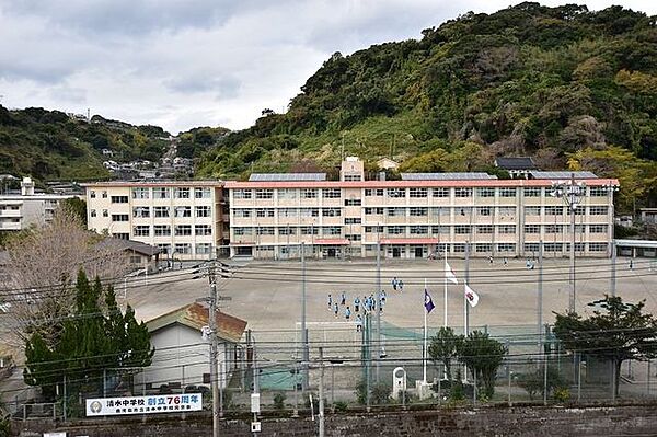 【鹿児島市立清水中学校】は、稲荷町に位置する1947年創立の中学校です。令和3年度の生徒数は358人で、12クラスあります。校訓は「理想・根気・敬愛」です。 630m