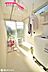 室内：【サンルーム、洗濯機置場】洗面所の隣に室内物干し金具付きのサンルームがあります♪