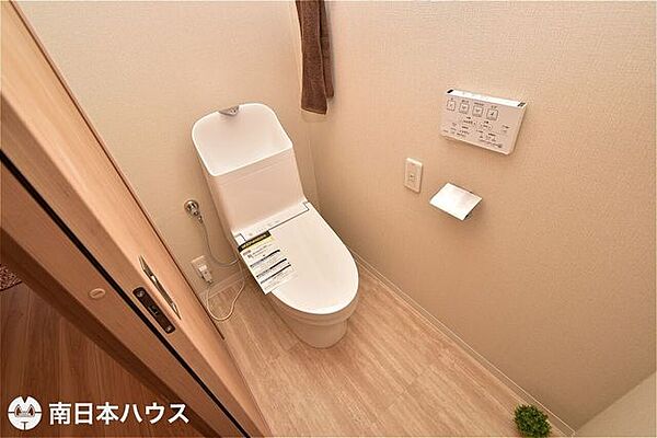 【トイレ】温水洗浄便座機能付きのトイレです！上部に収納棚付きです♪
