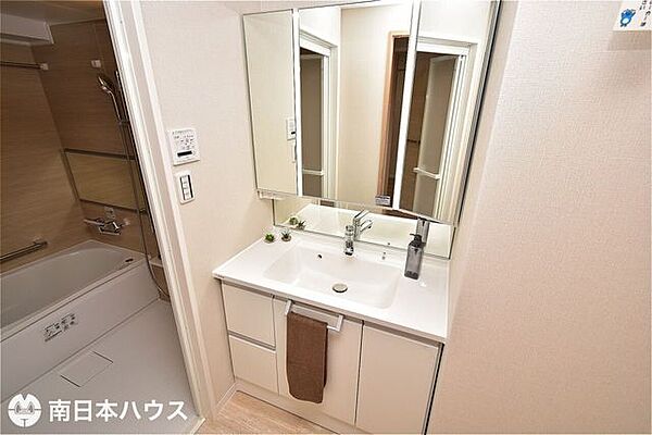 【洗面台】3面鏡の洗面台で収納豊富！チャイルドミラー付きで小さなお子様も使いやすい設計です♪