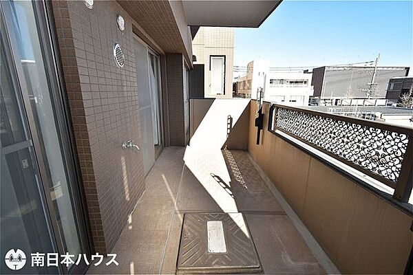 【バルコニー】東向きのバルコニーです！物干し金具や外水栓もあります♪