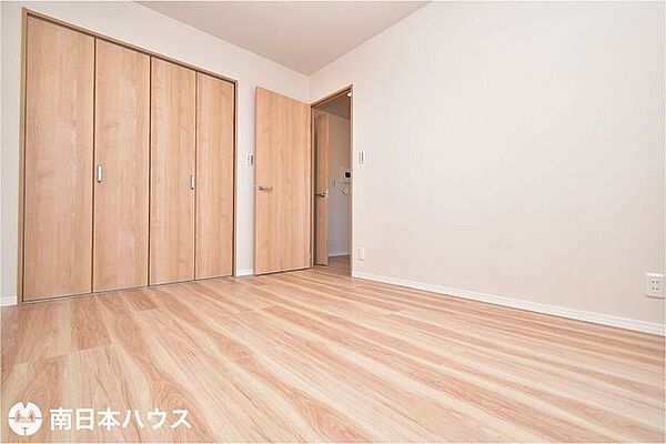 【洋室】5.9帖の洋室です！バルコニーに面したお部屋です！リビングから出入り可能です♪