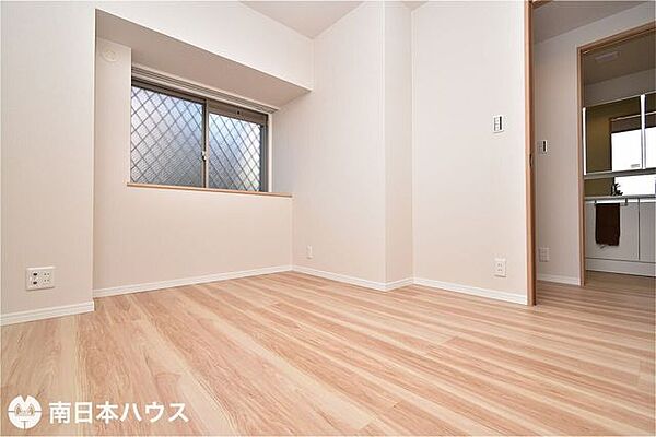 【洋室】4.9帖の洋室です！全居室床やクロス、建具などをリフォームしてあります♪