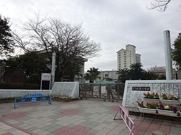 【鹿児島市立松原小学校】は、南林寺町に位置する1876年創立の小学校です。令和3年度の生徒数は250人で、14クラスあります。校訓は「考える　ねばる　仲よく」です。 480m