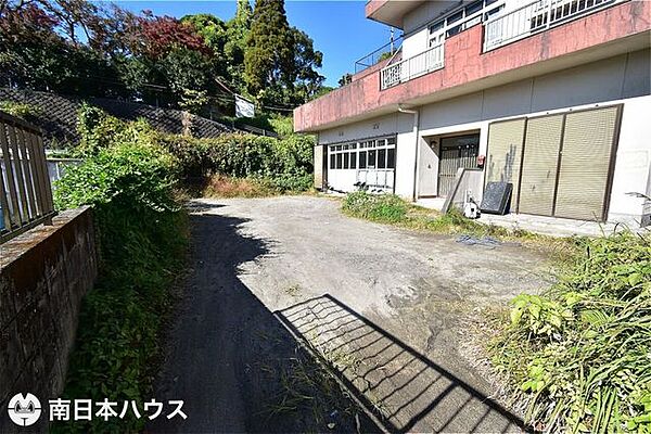 【外観】南側隣地は開けている為日当たり良好な敷地です♪