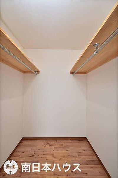 【ウォークインクローゼット】8帖の洋室に備わっています♪奥行きがありたっぷり収納できます♪