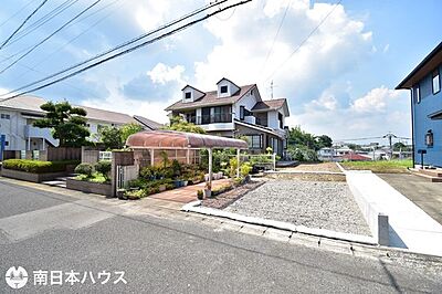 外観:南東向き道路【敷地面積482.80m2(146.04坪)】建築条件なし!建物解体渡しです♪ 外観:南東向き道路【敷地面積482.80m2(146.04坪)】建築条件なし!建物解体渡しです♪