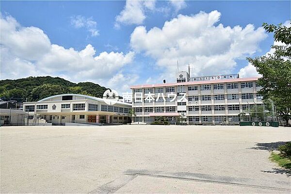【鹿児島市立田上小学校】は、田上5丁目に位置する1876年創立の小学校です。令和3年度の生徒数は550人で、26クラスあります。 270m