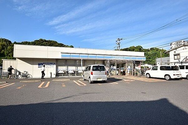 【ローソン田上インター店】鹿児島市田上7丁目にあるコンビニです。設備・サービス　駐車場あり、ATM、お酒、たばこ、マルチコピー機、イートイン、Wi-Fi等 540m