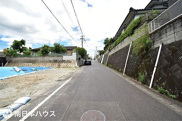 【前面道路】北東向きの前面道路幅は約6ｍです！余裕のある広さで交通量も少ないです♪