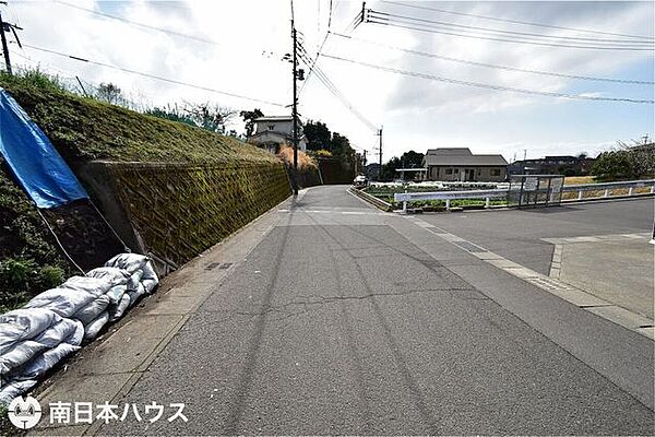 【前面道路】西向きの前面道路です！吉野東小学校まで徒歩2分！吉野東中学校まで徒歩3分！