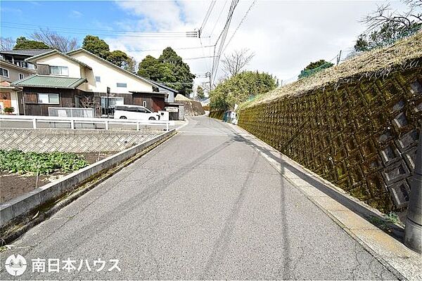 【前面道路】西向きの前面道路です！吉野東小学校まで徒歩2分！吉野東中学校まで徒歩3分！