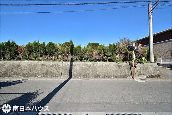【外観】令和7年12月　撮影敷地広々約530坪！南向きで日当り良好です！