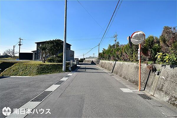 【前面道路】南向きの前面道路です！交通量の少ない静かな住環境です♪