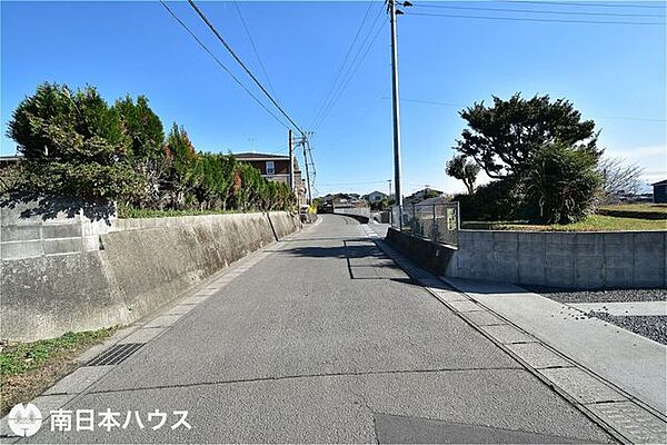 【前面道路】南向きの前面道路です！交通量の少ない静かな住環境です♪